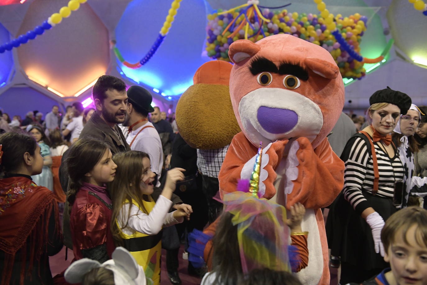 La Cúpula del Milenio ha acogido el entierro de la sardinilla en el que los niños han sido los protagonistas. 