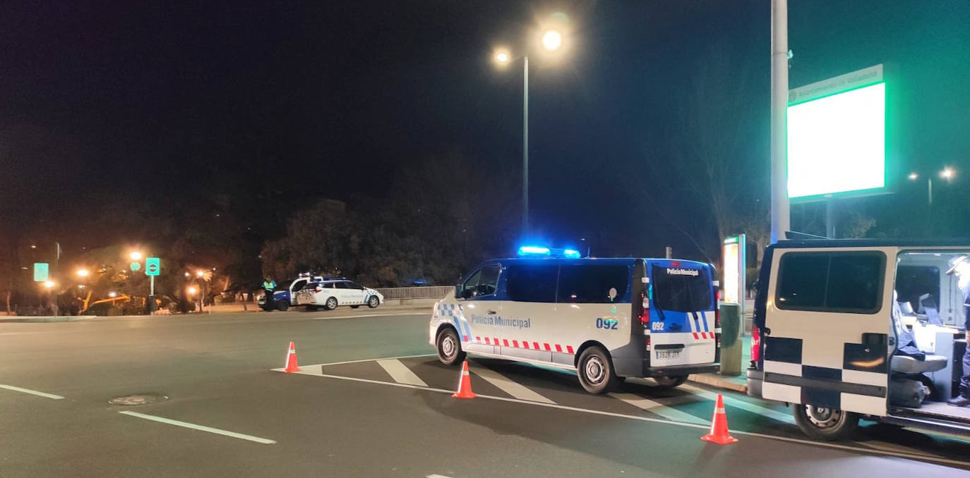 Intervención policial durante el botellón de carnaval en el entorno de Las Moreras y La Rosaleda.