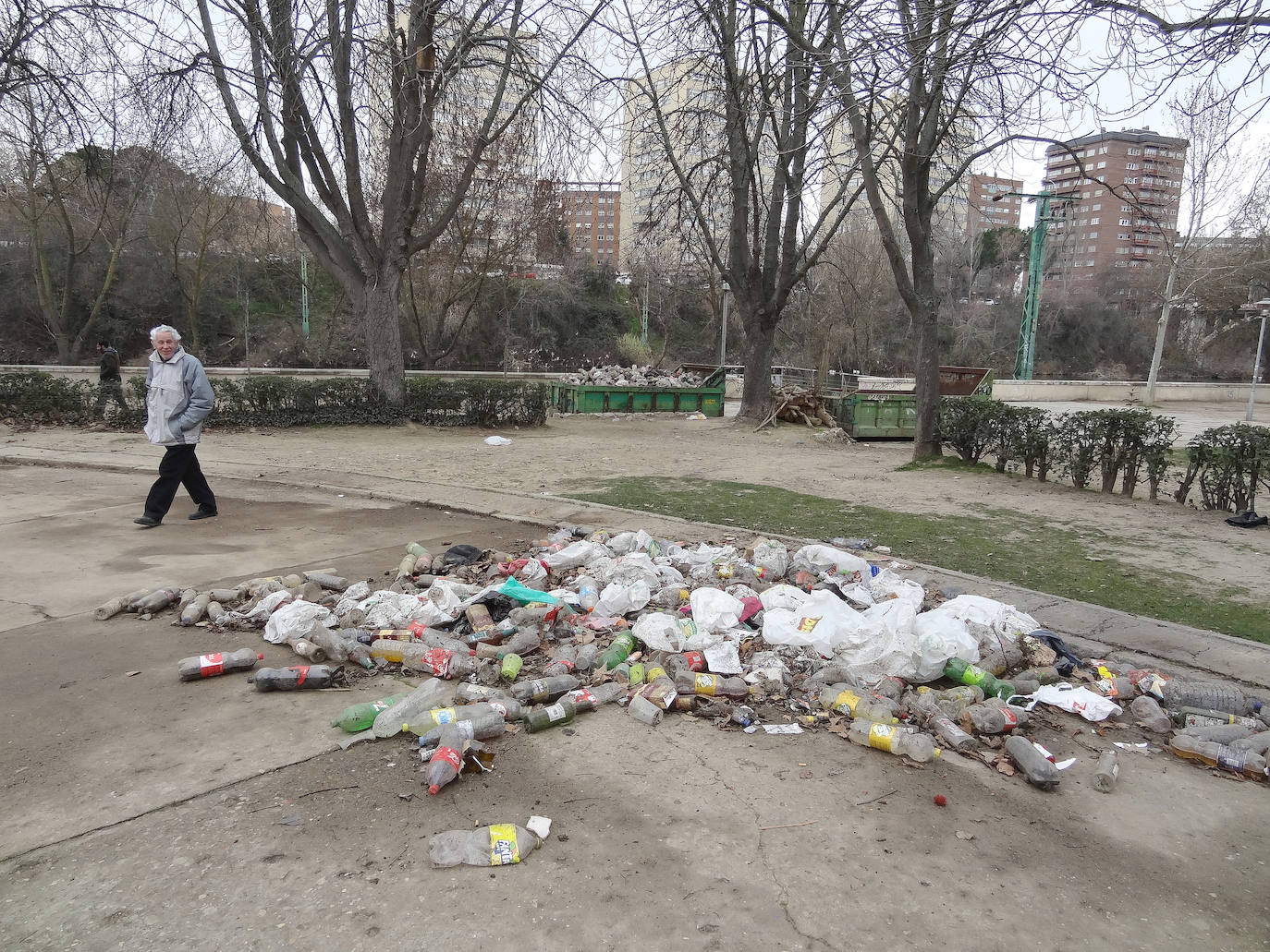 Restos del botellón de carnaval realizado por los jóvenes de la ciudad en el entorno de Las Moreras y La Rosaleda han dejado numerosos desperfectos y además, grandes cantidades de basura