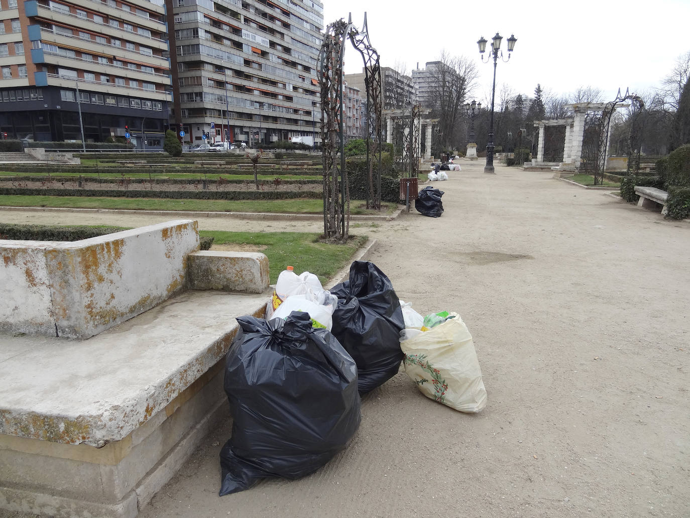 Restos del botellón de carnaval realizado por los jóvenes de la ciudad en el entorno de Las Moreras y La Rosaleda han dejado numerosos desperfectos y además, grandes cantidades de basura