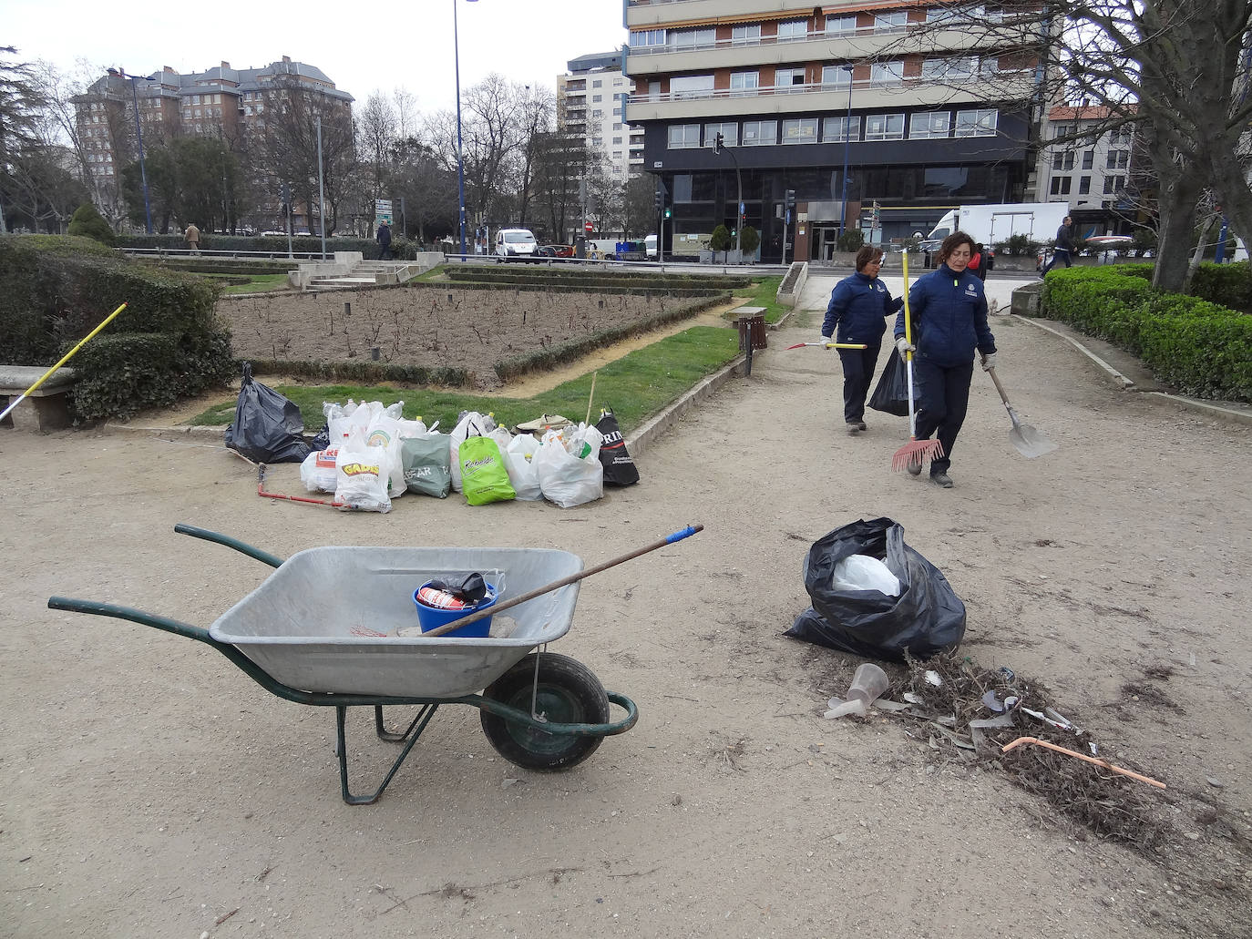 Restos del botellón de carnaval realizado por los jóvenes de la ciudad en el entorno de Las Moreras y La Rosaleda han dejado numerosos desperfectos y además, grandes cantidades de basura