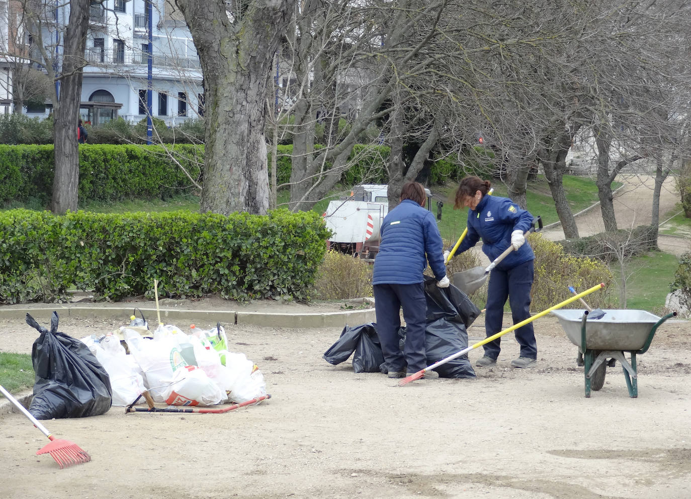 Restos del botellón de carnaval realizado por los jóvenes de la ciudad en el entorno de Las Moreras y La Rosaleda han dejado numerosos desperfectos y además, grandes cantidades de basura