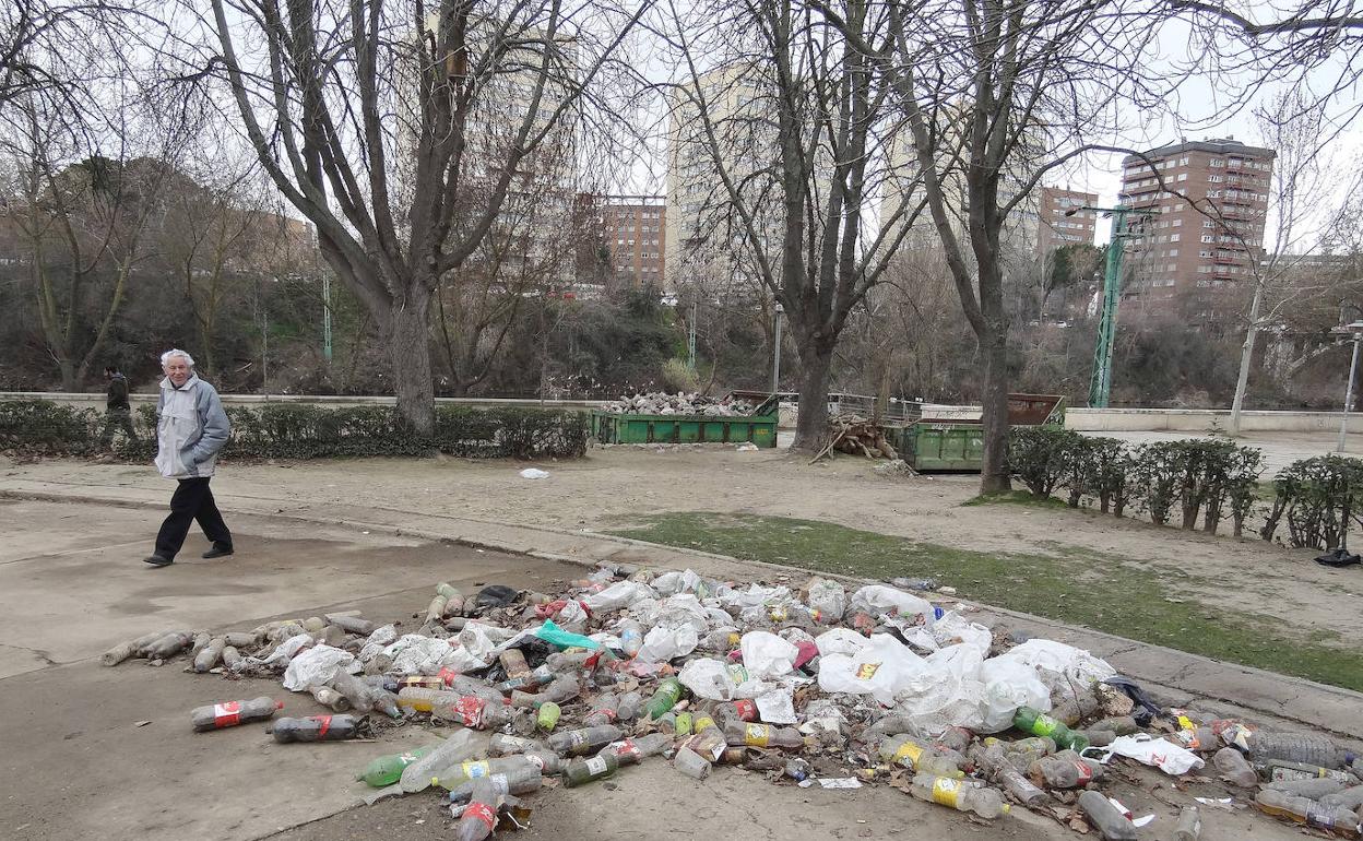 Restos del botellón de carnaval en el entorno de Las Moreras y La Rosaleda. 