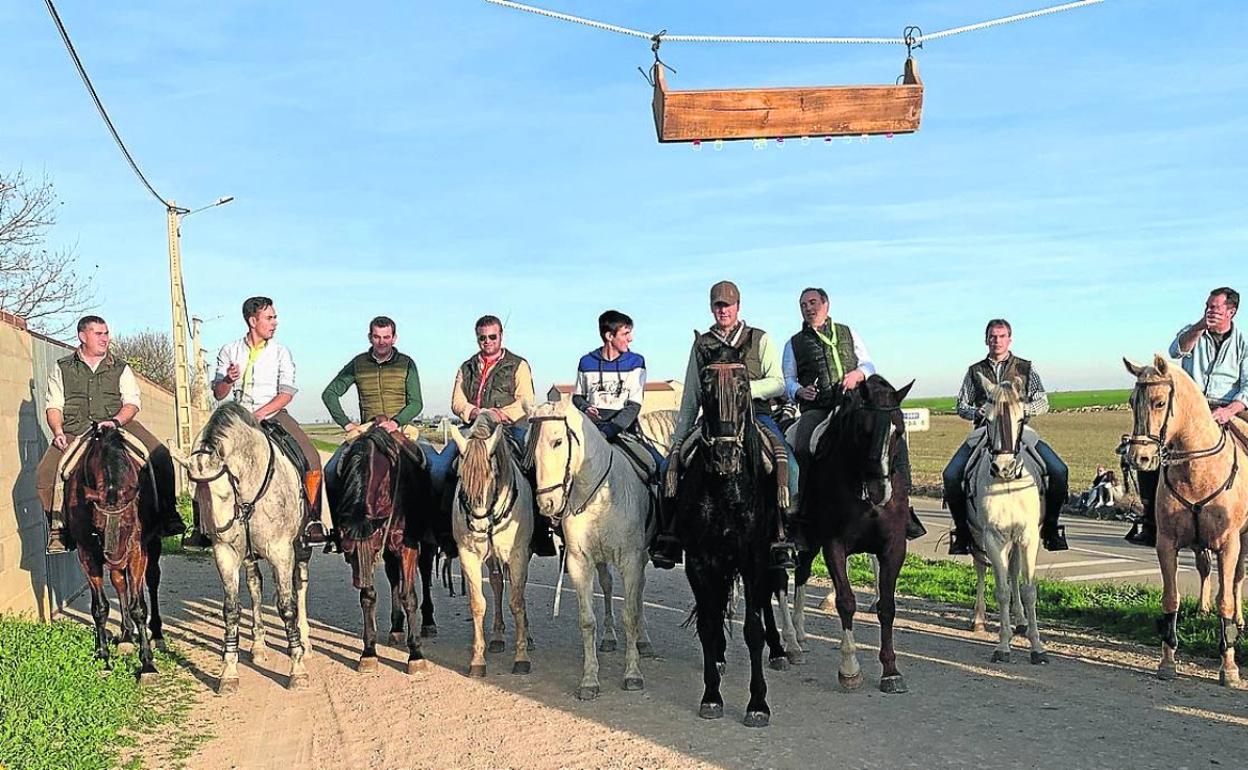 Los participantes en la carrera de cintas de Peñaflor, antes de comenzar a correr.