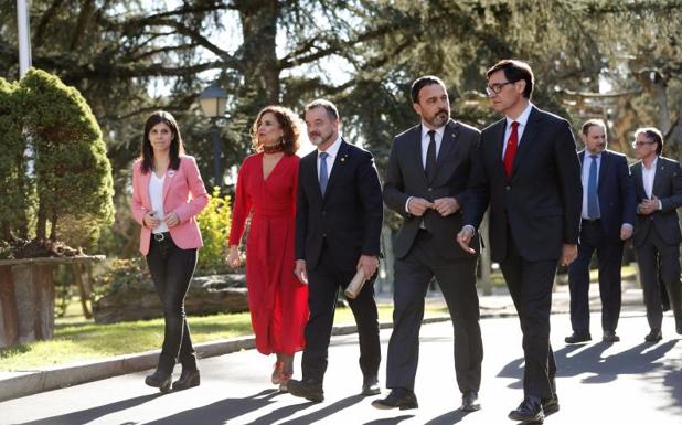 Imagen principal - Reunión de la mesa de diálogo en la Moncloa. 