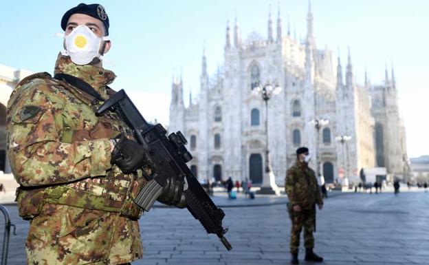 Soldados italianos con mascarillas desplegados en la plaza del Duomo de Milán.