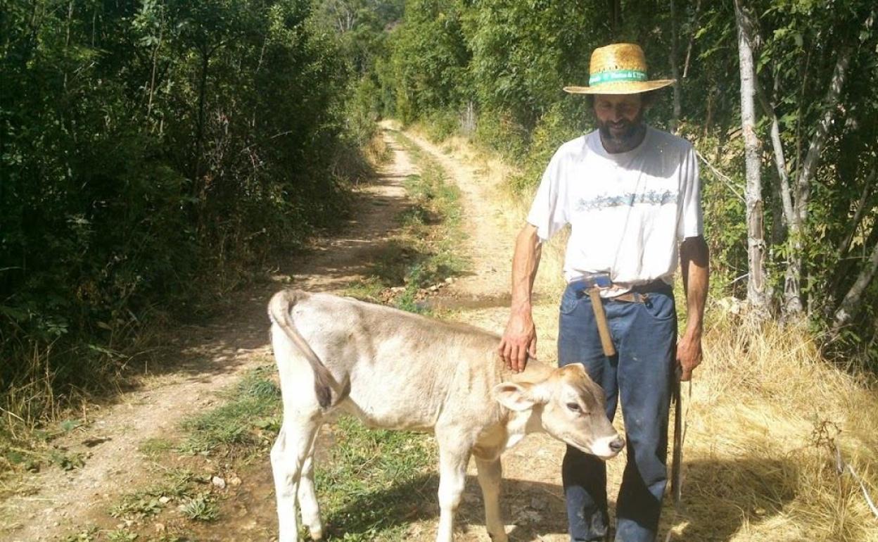 El ganadero José Ignacio, con un ternero. 