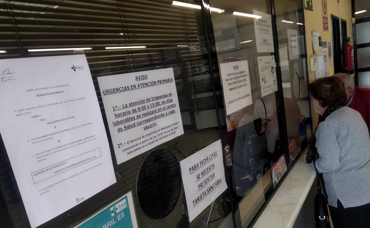 Cartel informativo en la atención al paciente del Servicio de Urgencias del Clínico.