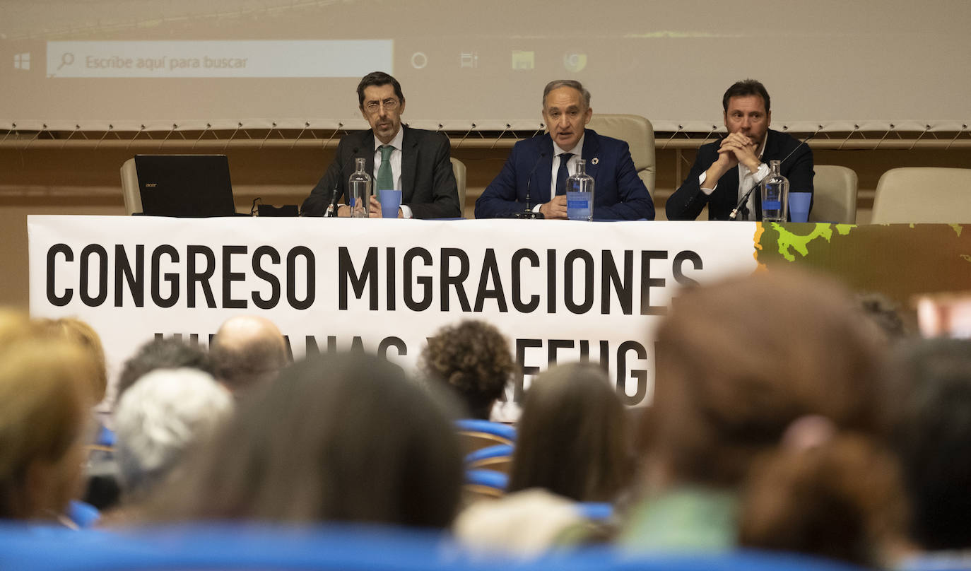 El alcalde de Valladolid, Óscar Puente y el Rector de la Universidad de Valladolid, Antonio Largo inauguran el congreso sobre migraciones.