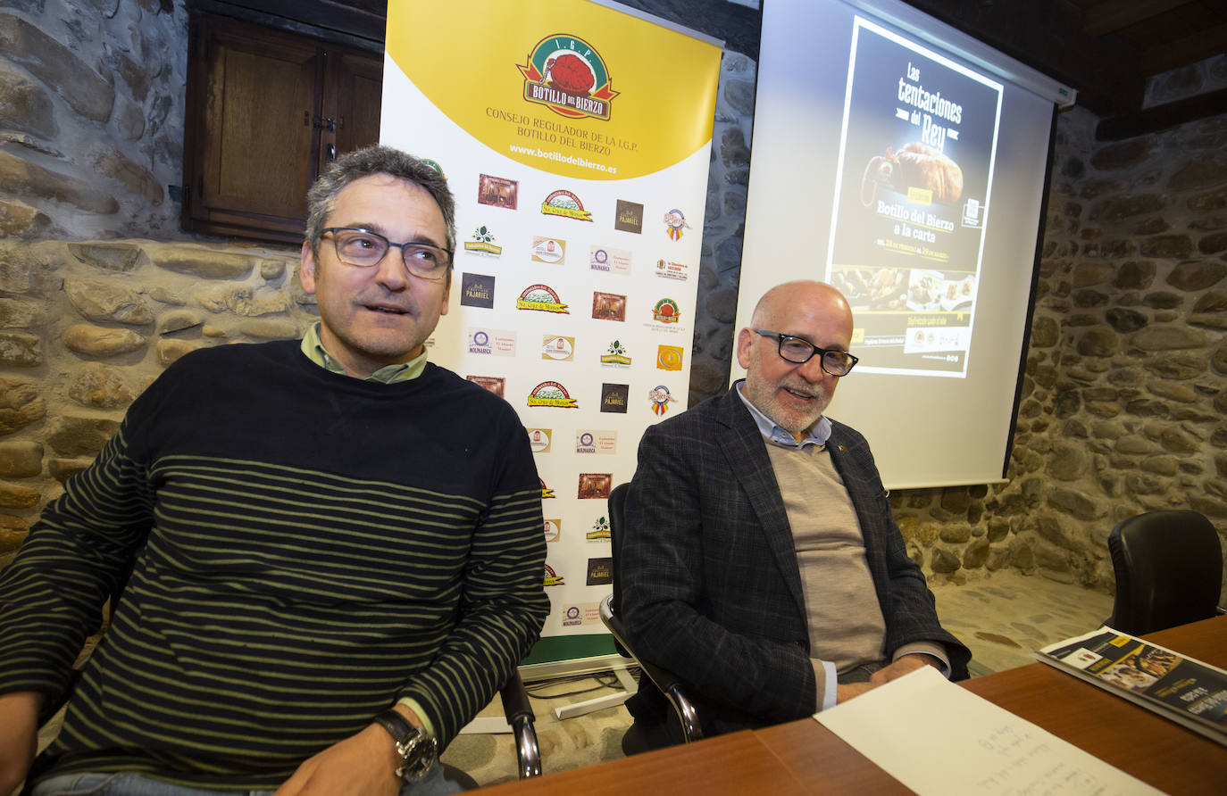 El presidente del Consejo Regulador de la IGP Botillo del Bierzo, Óscar Ramos (D), junto al director técnico, Roberto Fuertes (I), durante la presentación de la quinta edición de las jornadas ‘Las tentaciones del rey’.