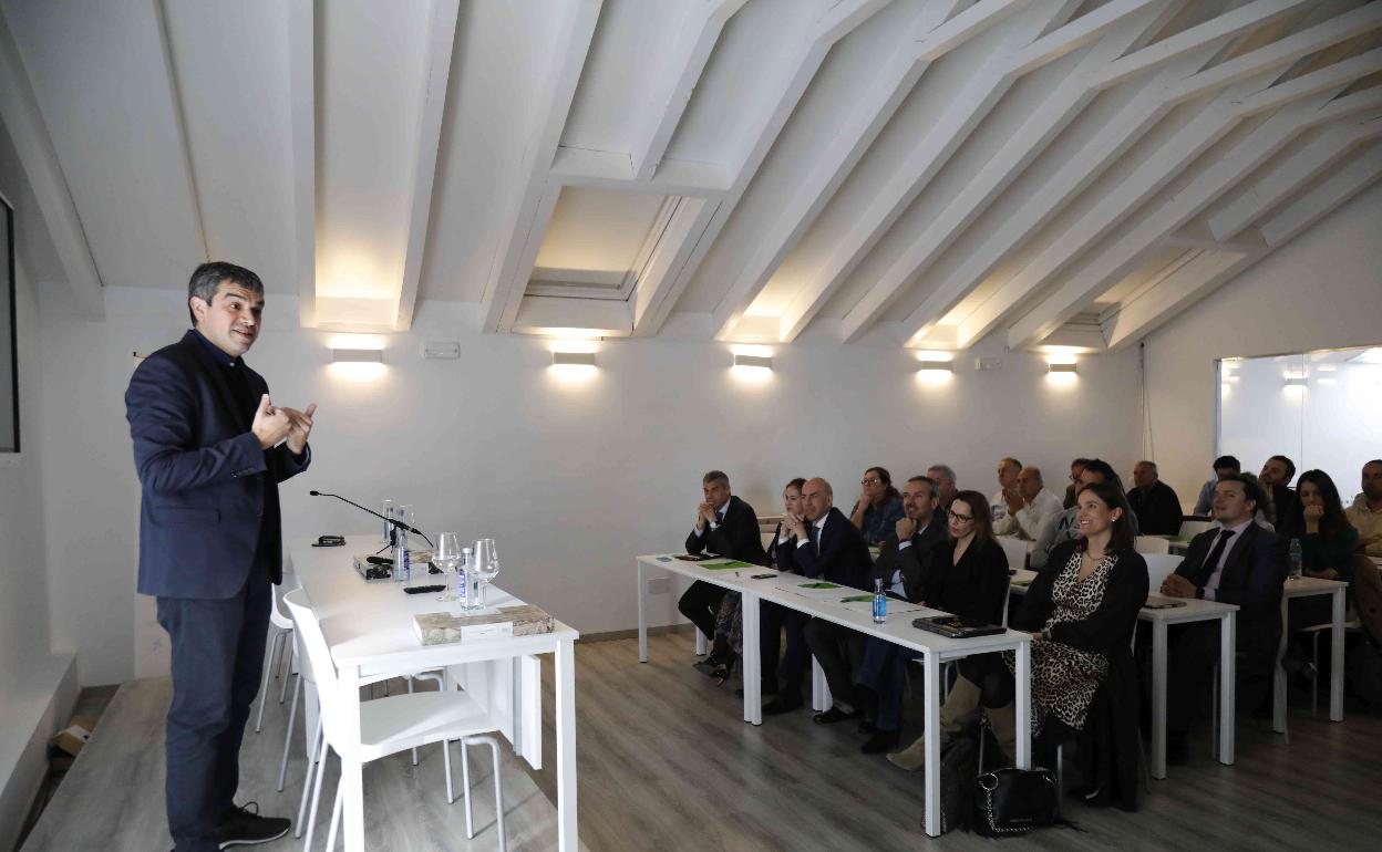 El sumiller Ferran Centelles durante la ponencia 