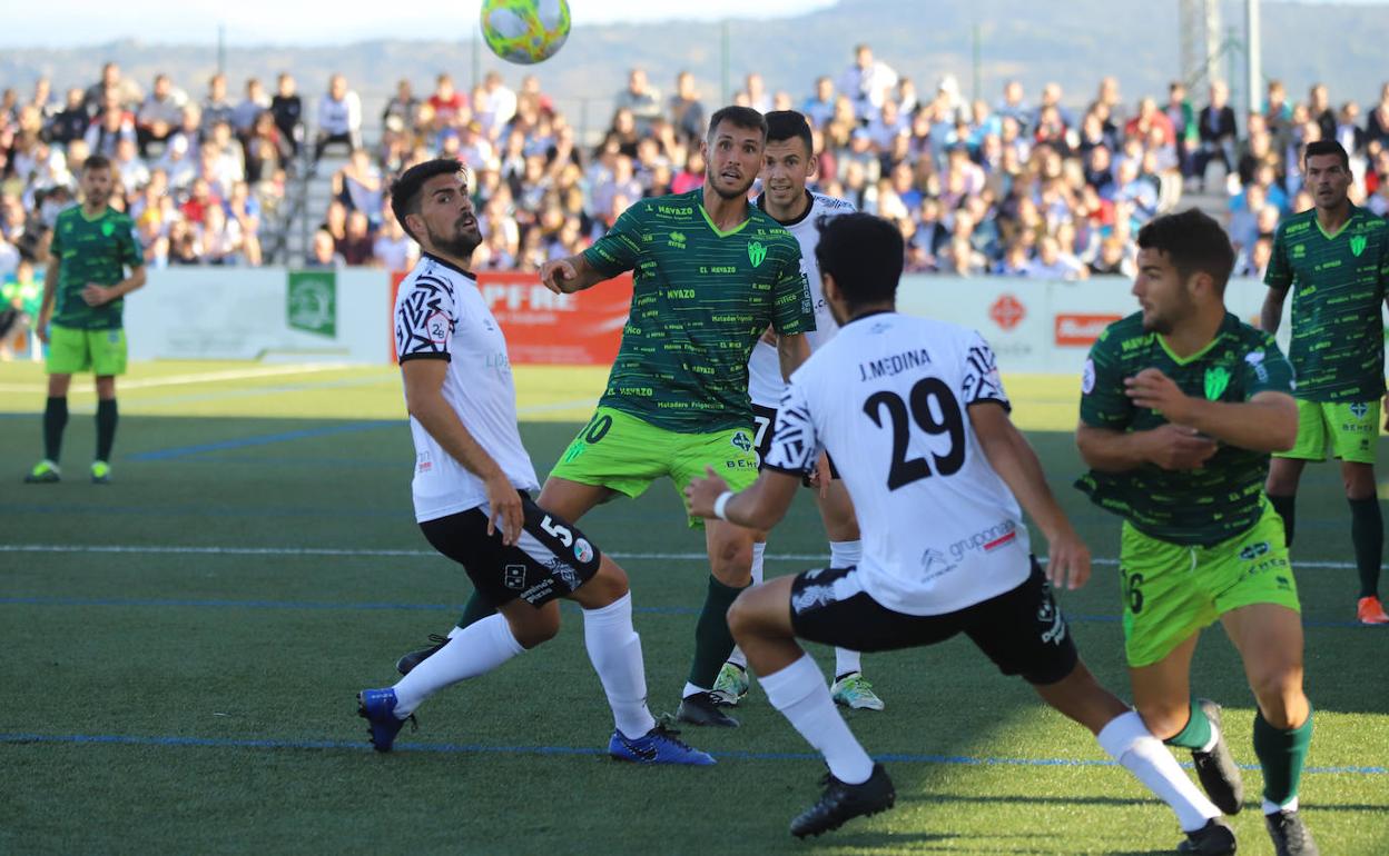 Una acción del derbi entre el CDGuijuelo y el Salamanca CFUDS en la primera vuelta. 