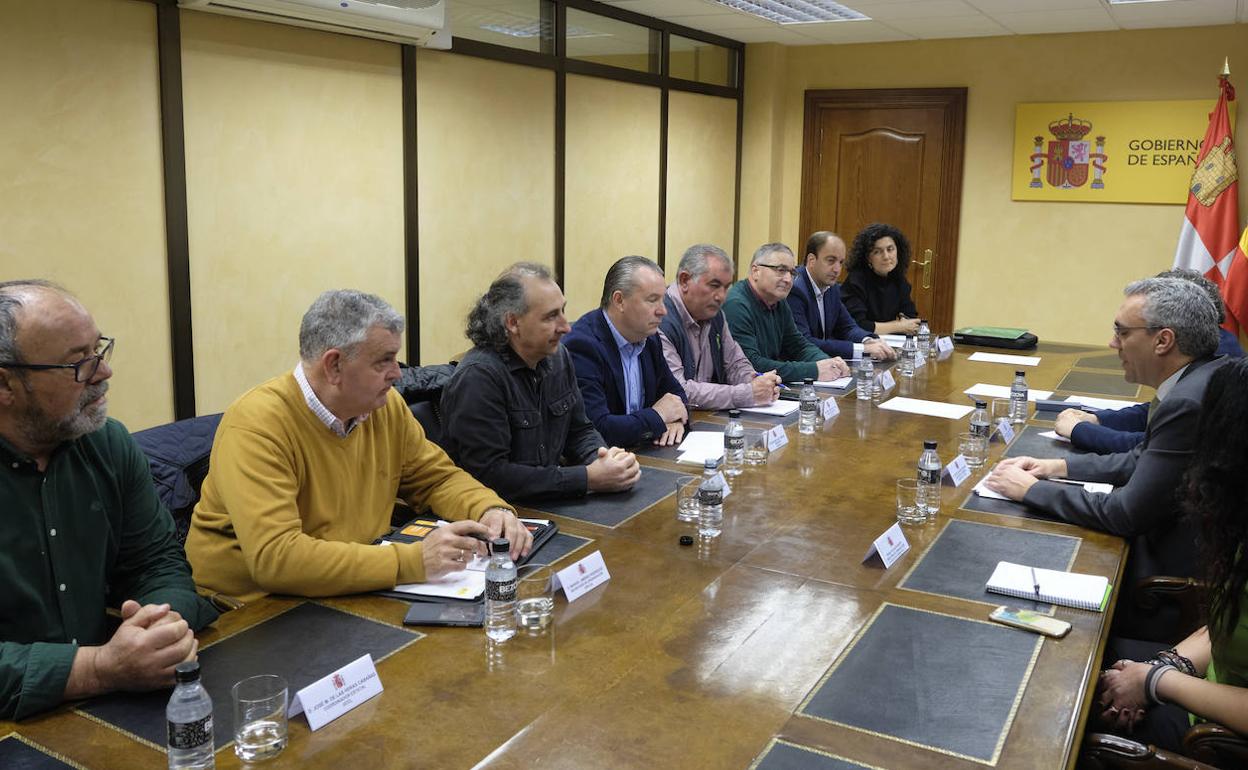 Javier Izquierdo en la reunión junto a los representantes de las opas. 
