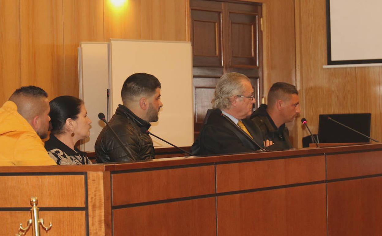 Los acusados, esta mañana, en el banquillo de la Audiencia de Valladolid.