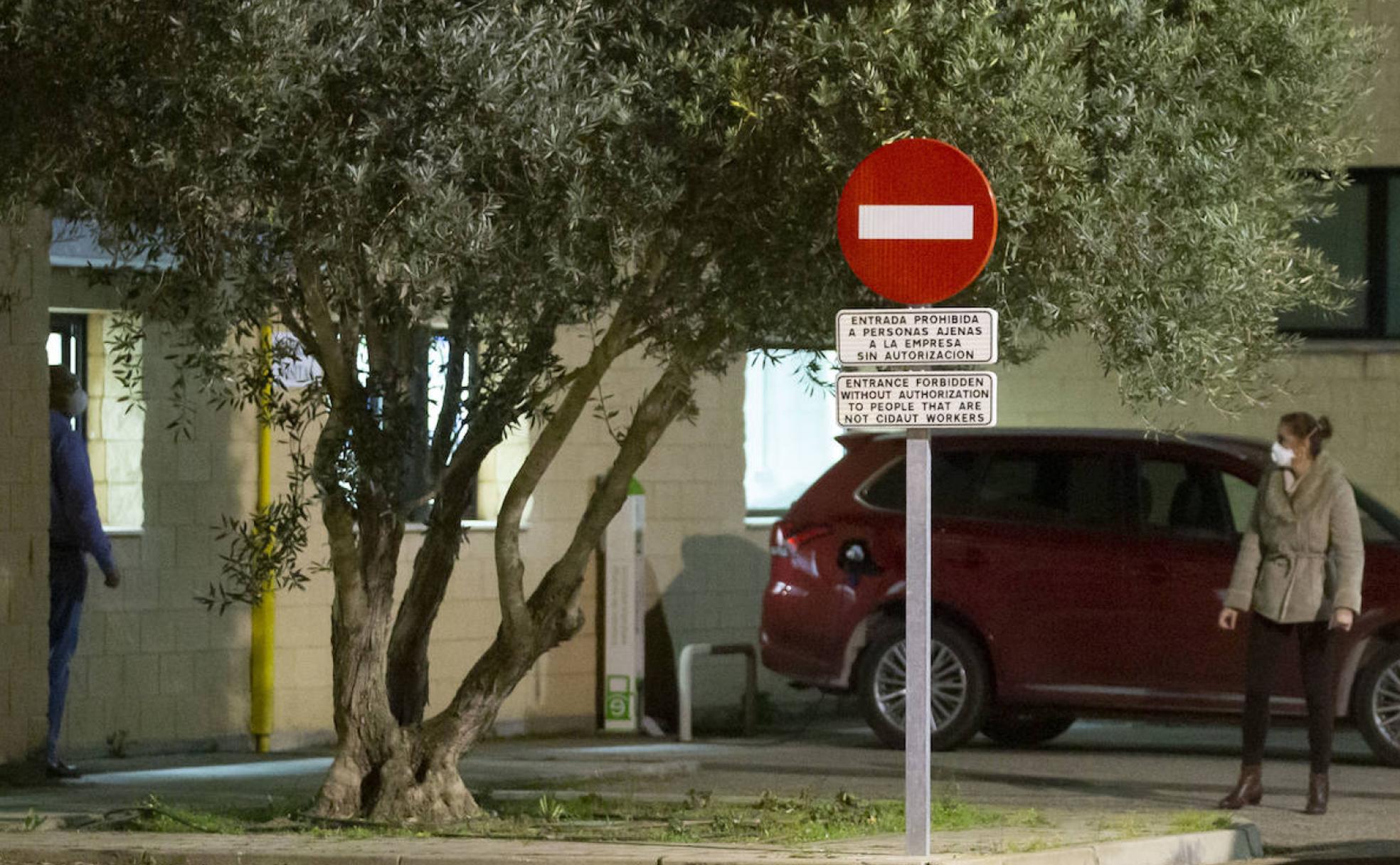 Dos empleados de Cidaut, con mascarilla frente al módulo en el que permanecieron aislados durante todo el día. 