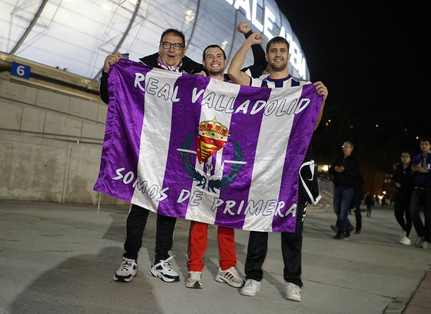 Aficionados del Real Valladolid a las puertas del Reale Arena.