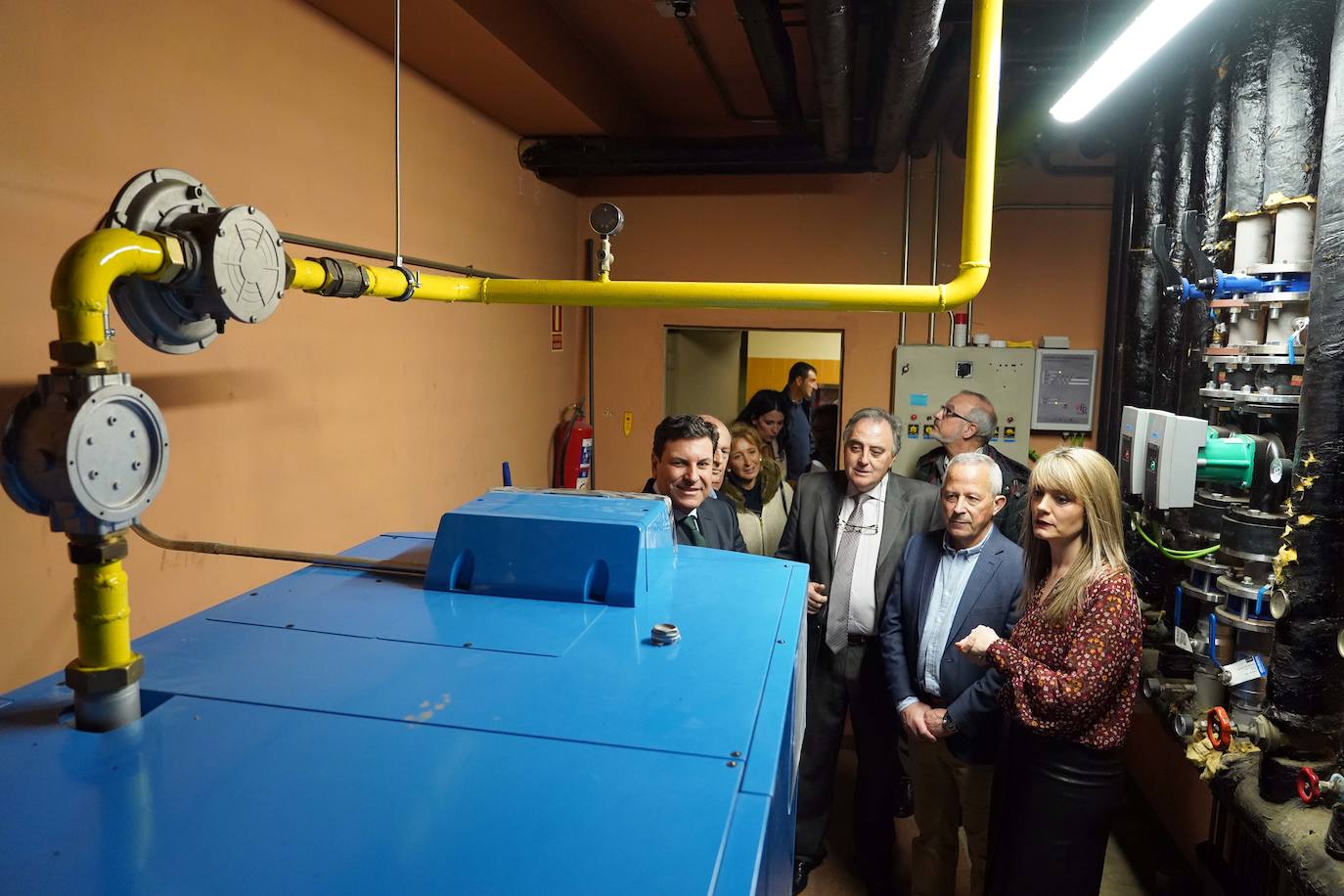 El consejero de Economía y Hacienda, Carlos Fernández Carriedo, visita las nuevas instalaciones en materia de eficiencia energética del Centro de Educación Infantil y Primaria ''La Laguna'' junto al alcalde de Laguna de Duero, Román Rodríguez y la directora del centro, entre otros.