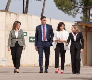 El presidente del Gobierno, Pedro Sánchez (2i), la presidenta del Gobierno de La Rioja, Concha Andreu (2d) y las vicepresidentas Nadia Calviño (d) y Teresa Rivera (i) este viernes en Logroño. 