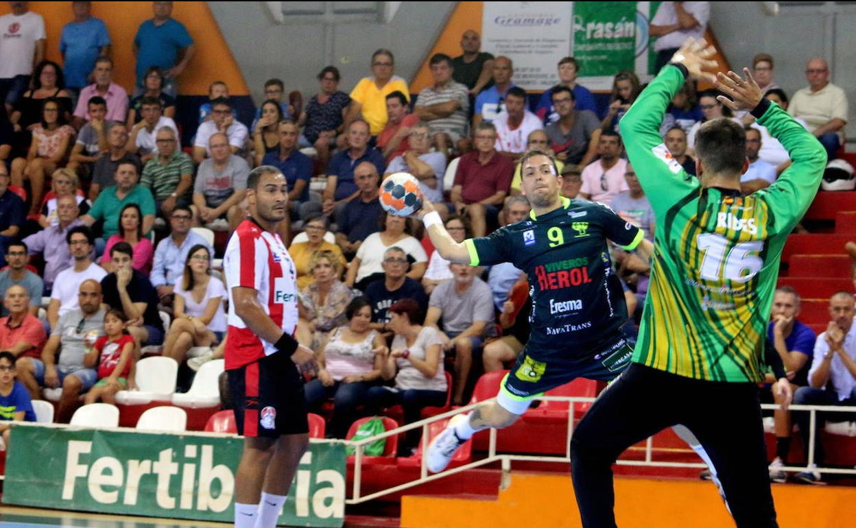 Bruno lanza a portería en el duelo de la primera vuelta entre Sagunto y Nava. 