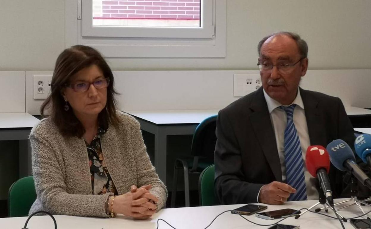 Trinidad Romo y César Montarelo, durante la rueda de prensa.