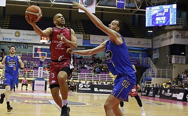 Mike Torres se dispone a culminar una bandeja. 