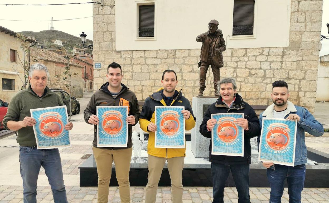 El Ayuntamiento de Herrera de Valdecañas durante la presentación de su Fiesta de la Matanza. 