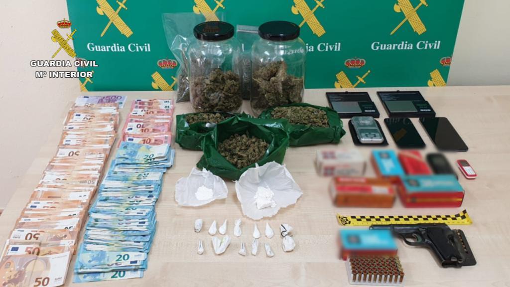 La Guardia Civil desmantela una organización criminal dedicada al tráfico de marihuana y cocaína desde Asturias hacia León. En total han sido detenidas 5 personas, habiéndose realizado un total de 4 registros domiciliarios.