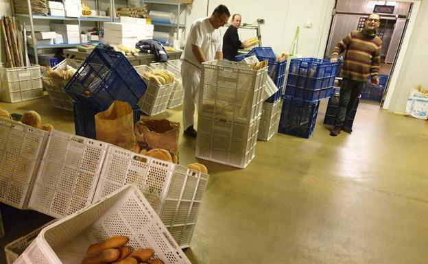 La panadería Jesús Heras prepara el pan para sus cuatro rutas. 