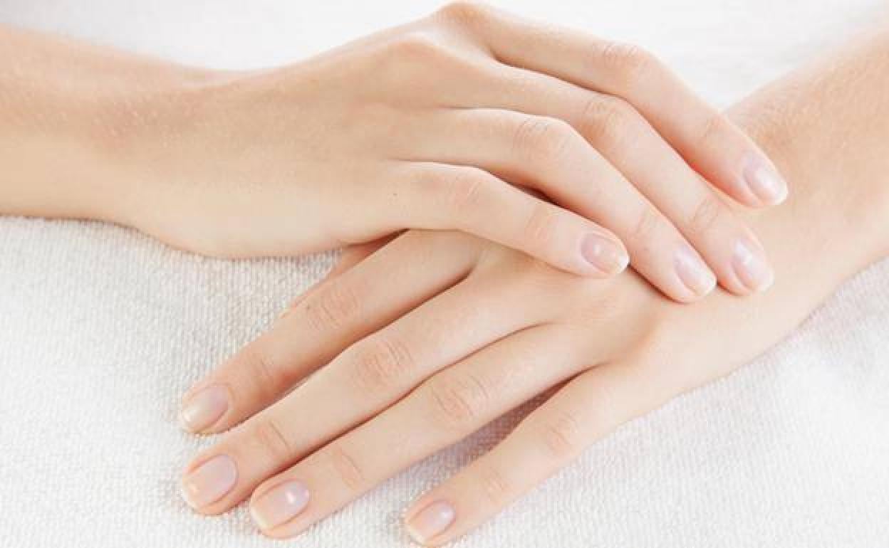 ¿Qué son las manchas blancas que salen en las uñas?