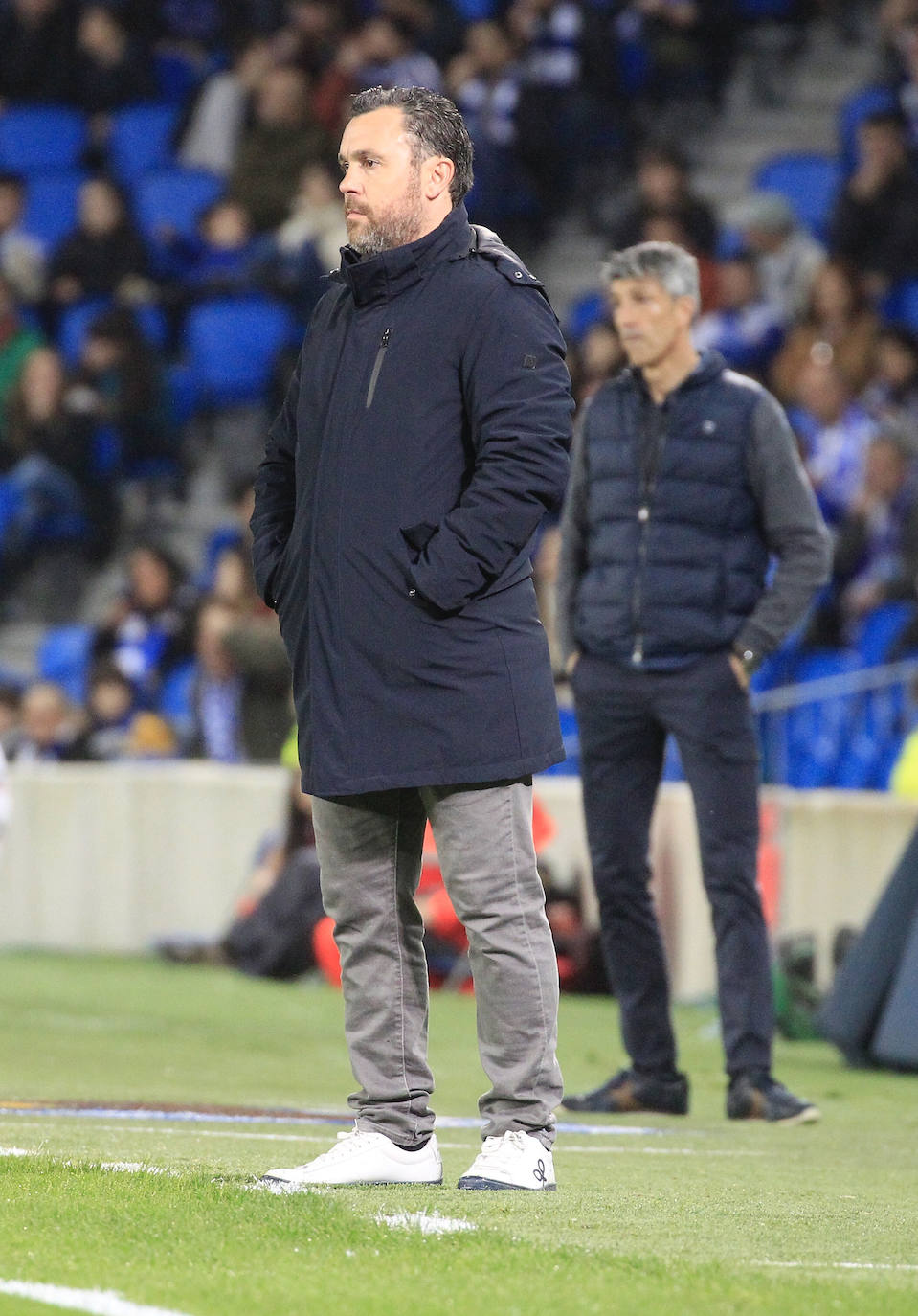 Sergio González observa el juego, con Imanol Alguacil al fondo.