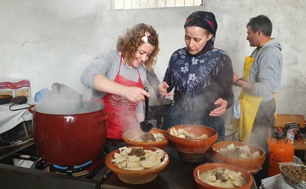 Elaboración de las sopas de la matanza, plato tradicional de Cepeda.