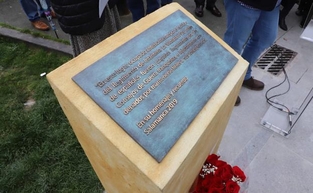 Detalle de la placa descubierta ayer en la plaza de la Concordia.