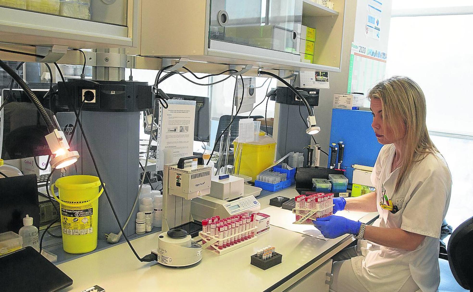 Marta Domínguez-Gil González maneja una bandeja de viales en el laboratorio de Microbiología del Río Hortega.