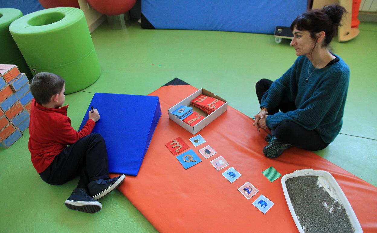 La logopeda Gema García trabaja con un niño. 