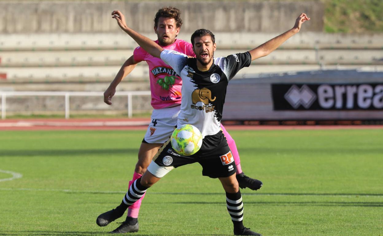 Carlos de la Nava intenta controlar ante el Tudelano en la primera vuelta en Las Pistas. 