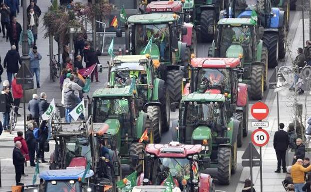 Tractores durante la protesta del campo celebrada el sábado en León. 