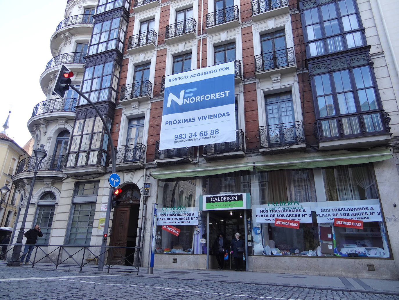 Edificio centenario del número 10 de la Bajada de la Libertad, que va a ser desalojado para su rehabilitación. En sus bajos se encuentra la tienda de telas Calderón.