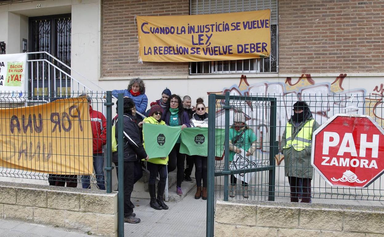 Miembros de la Plataforma de Afectados por la Hipoteca (PAH) se concentran durante el desahucio en Zamora. 