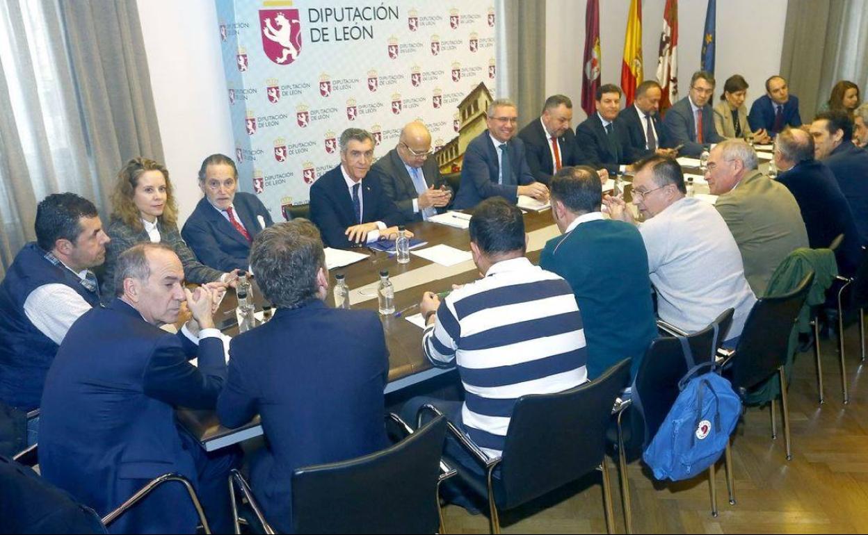 Imagen de los participantes en la Mesa por León, este martes en la Diputación Provincial.