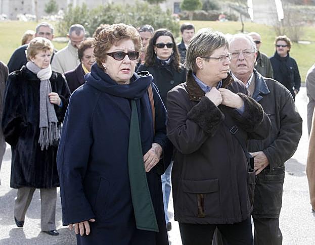María Teresa Ortega Coca y la escultora Concha Gay en el funeral del pintor Gabino Gaona. 