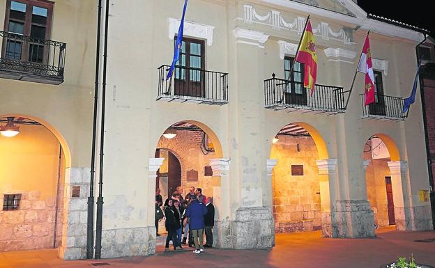 Fachada del Ayuntamiento de Simancas, con los concejales bajo los arcos a la salida del último pleno.