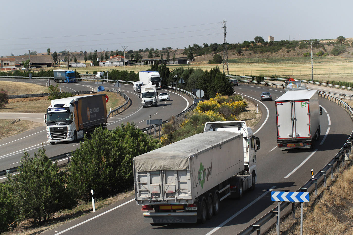 Tráfico intenso en la Autovía de Castilla, en el término de Dueñas hacia Cigales. 