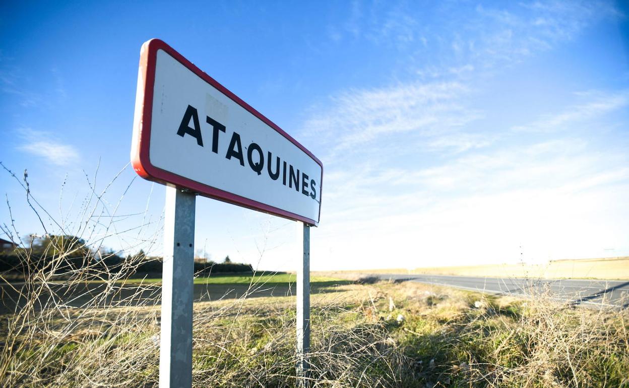 Cartel de la entrada de la localidad de Ataquines.