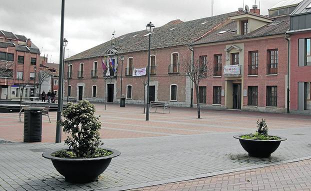 La Plaza Mayor y de España de Laguna de Duero, con el Ayuntamiento a la derecha.