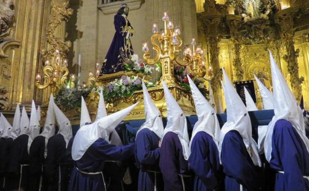 Talla de Jesús de Medinaceli, instantes antes de salir en procesión.