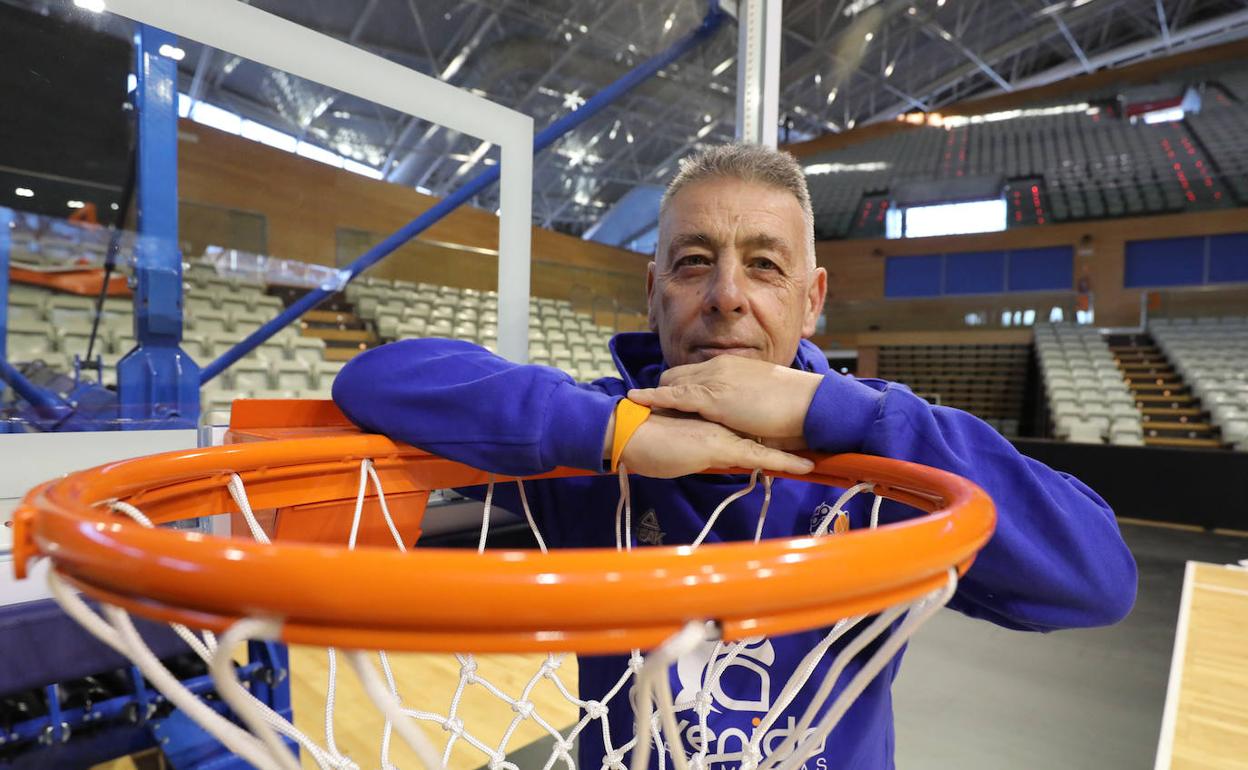 El técnico de Avenida, Miguel Ángel Ortega, posa en el Multiusos Sánchez Paraíso.