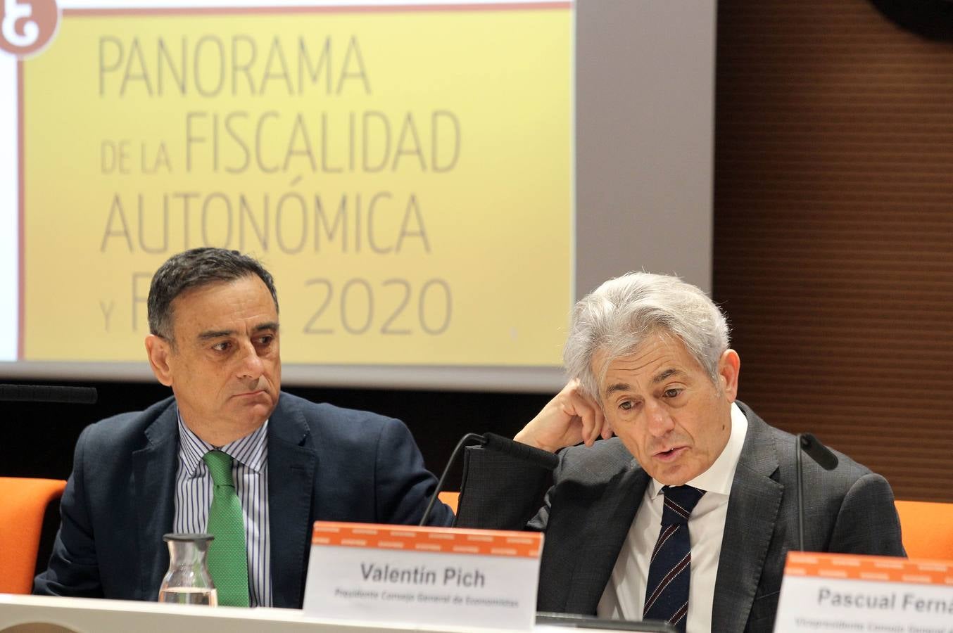 El presidente del Consejo General de Economistas de España, Valentín Pich, (D) y el presidente del Registro de Economistas Asesores Fiscales (REAF), Jesús Sanmartín, ofrecen los resultados de 'Panorama de la fiscalidad autonómica y foral 2020', un estudio que cuenta con datos por comunidades autónomas.