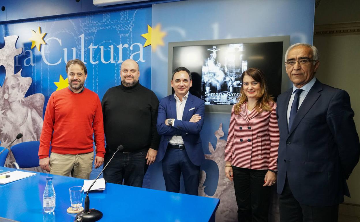 Participantes en la presentación de la programación cultural de la Semaan Santa, con Paco Gòmez en el centro.