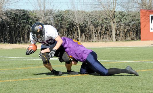 Defensor y atacante practican un ejercicio de placaje