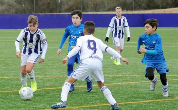 El capitán del Real Valladolid B intenta abrirse hueco.